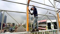 Sejumlah pekerja sedang membangun jembatan penyeberangan orang (JPO) di Jalan Ahmad Yani, Kota Bekasi, Rabu (24/4/2019).