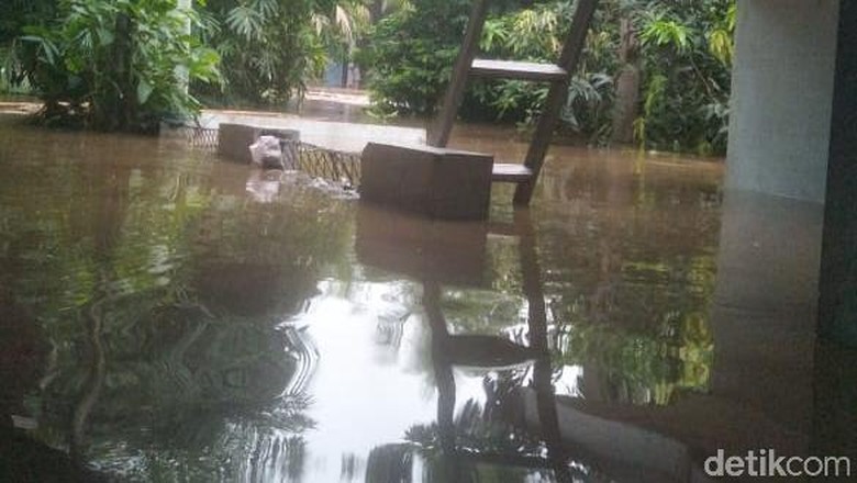 Sempat Kebanjiran, Warga Rawajati Jaksel Beres-beres Rumah dari Lumpur Sempat Kebanjiran, Warga Rawajati Jaksel Beres-beres Rumah dari Lumpur