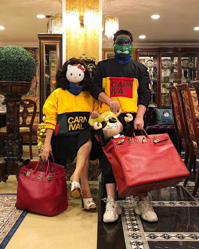 Sebelum kini populer sebagai fashion influencer, Peepy pernah bekerja sebagai editor majalah fashion selama 14 tahun. Namun bukan pekerjaannya di industri media itulah yang membuatnya kaya raya. Keluarga Peepy memang termasuk berada atau bisa dikatakan bagian dari crazy rich Asians. Keluarga mereka memiliki pabrik cat dan kimia. Foto: Dok. Instagram @peepy_and_mother_lee