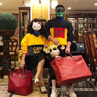 Sebelum kini populer sebagai fashion influencer, Peepy pernah bekerja sebagai editor majalah fashion selama 14 tahun. Namun bukan pekerjaannya di industri media itulah yang membuatnya kaya raya. Keluarga Peepy memang termasuk berada atau bisa dikatakan bagian dari crazy rich Asians. Keluarga mereka memiliki pabrik cat dan kimia. Foto: Dok. Instagram @peepy_and_mother_lee