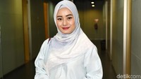 Dinda Hauw tampil serba putih saat dtemui belum lama ini. Ia memaksimalkan penampilannya dengan polesan lipstik merah. Foto: Noel/detikFoto