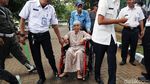 Senyum Cerah Kakek-Nenek Terima Kartu Lansia Jakarta