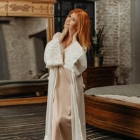 Sebelumnya Anna pernah menikahi Alex Capman dan tinggal di Inggris namun bercerai di 2006. Pada 2009, ia pindah ke New York di mana Anna kemudian bergabung dalam grup agen-agen mata. Foto: Instagram @anya.chapman