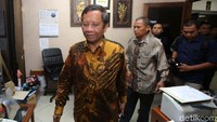 Mahfud datang mengenakan baju batik berwarna cokelat.