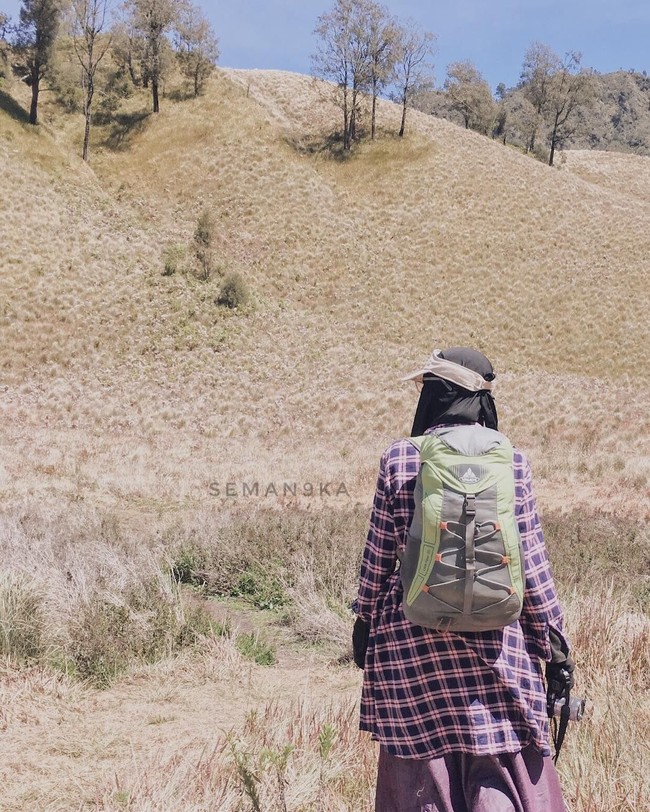 Melalui Instagram Story, ia mengungkap pilihan busana yang ia pilih untuk naik gunung. Justru, ia jarang memilih gamis atau dress. Ia lebih memilih baju bawahan dan atasan berbahan nyaman.Foto: Instagram/seman9ka
