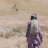 Melalui Instagram Story, ia mengungkap pilihan busana yang ia pilih untuk naik gunung. Justru, ia jarang memilih gamis atau dress. Ia lebih memilih baju bawahan dan atasan berbahan nyaman.Foto: Instagram/seman9ka