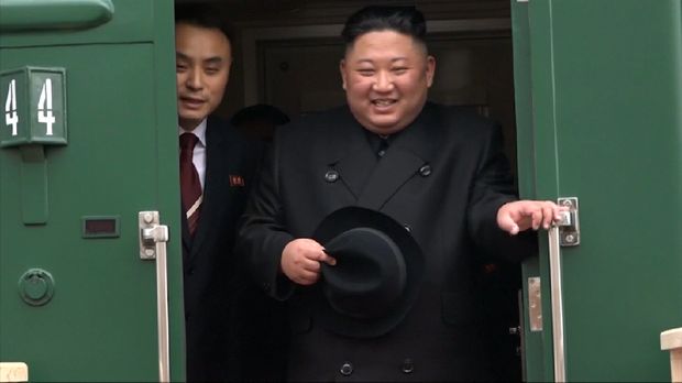 Pemimpin Korea Utara Kim Jong-un melawat ke Rusia untuk Presiden Vladimir Putin melalui jalur darat dengan menggunakan kereta lapis baja. Pertemuan bertujuan untuk menggalang dukungan dari Vladimir Putin soal program nuklir.Kim Jong-un Naik Kereta