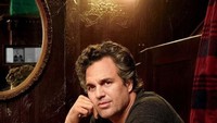 Gaya seru Hulk, Mark Ruffalo saat sedang minum. Mark Ruffalo merupakan aktor asal Amerika, yang memulai karirnya sejak tahun 1989. Ia dipercaya memerankan karakter Hulk dalam film Avengers. Foto: Istimewa