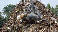 Sampah-sampah yang hanyut hingga Pintu Air Manggarai tersebut dibersihkan agar tak menyebabkan debit air meluap akibat sampah yang menumpuk.