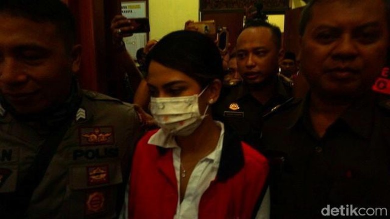 Vanessa Angel Menangis di Pelukan Tante Usai Sidang Vanessa Angel Menangis di Pelukan Tante Usai Sidang