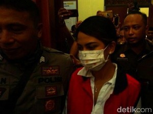 Vanessa Angel Menangis di Pelukan Tante Usai Sidang
