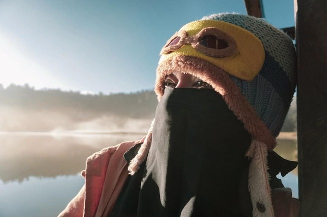 Seperti pendaki gunung lainnya, ia kerap memakai aksesori tambahan seperti topi kupluk bahkan bandana slayer di kepalanya. Foto: Instagram/seman9ka