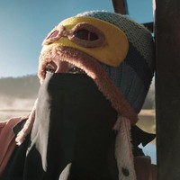 Seperti pendaki gunung lainnya, ia kerap memakai aksesori tambahan seperti topi kupluk bahkan bandana slayer di kepalanya. Foto: Instagram/seman9ka