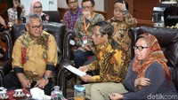 Hingga saat ini, pertemuan antara Mahfud dan pejabat KPU masih berlangsung. Pertemuan itu tertutup dari media.