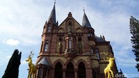 Inilah Schloss Drachenburg alias Kastil Drachenburg yang berada di Koenigswinter, Jerman. Kastil ini dibangun pada tahun 1882 dan masih bertahan sampai sekarang. (Wahyu Setyo/detikcom)
