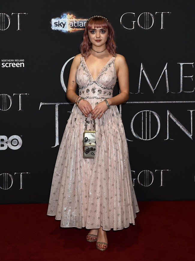 Di episode 2 Game of Thrones, tokoh Arya Stark yang berusia 18 tahun kehilangan keperawanannya dengan Gendry. Adegan ini pun membuat heboh netizen penggemar Game of Thrones karena sosok Arya yang terlihat seperti anak kecil. Foto: Getty Images