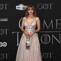 Di episode 2 Game of Thrones, tokoh Arya Stark yang berusia 18 tahun kehilangan keperawanannya dengan Gendry. Adegan ini pun membuat heboh netizen penggemar Game of Thrones karena sosok Arya yang terlihat seperti anak kecil. Foto: Getty Images