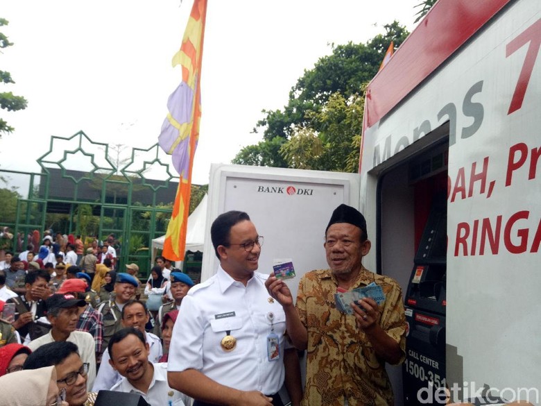 Anies Bagikan 40 Ribu Kartu Lansia Jakarta Anies Bagikan 40 Ribu Kartu Lansia Jakarta