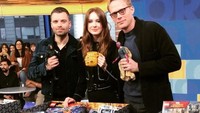 Aktris cantik 31 tahun ini nampak memegang mug kuning unik. Mug berbentuk sarung tangan Thanos dengan banyak lampu ini jadi pusat perhatian. Foto: Instagram karengillanofficial