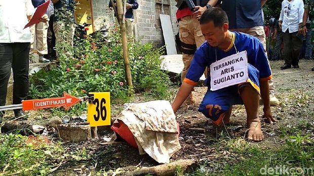 Adegan Aris Hilangkan Jejak dengan Bakar Baju  Korban Mayat 