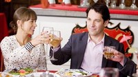 Nama Paul Rudd juga tengah dibicarakan. Ia memerankan Avenger: Endgame sebagai Ant-Man. Terlihat ia sedang menikmati minuman bersama partnernya. Foto: Istimewa