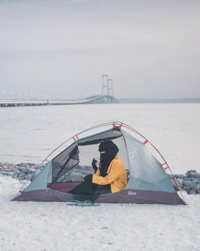 Selain itu, Fatihah juga menyarankan para hijabers untuk membawa barang seminimal mungkin ketika naik gunung. Hindari juga pakaian dengan banyak detail. Semakin sederhana, semakin baik. Foto: Instagram/seman9ka