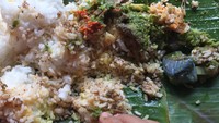 Menunjukkan nasi Padang ramesan yang sedang dilahap pakai tangan, netizen ini bilang, Siapa sih yg kemaren mau boikot nasi Padang? Mau aku suapin ga? Disuapi sama orang asli Minang nih! Foto: Twitter