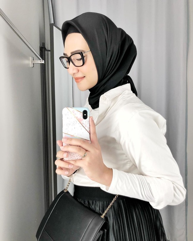 Angkie kembali menarik perhatian setelah memutuskan berhijab awal tahun 2019 ini. Keputusannya menuai banyak pujian dari warganet. (Foto: Instagram/@angkie.yudistia)