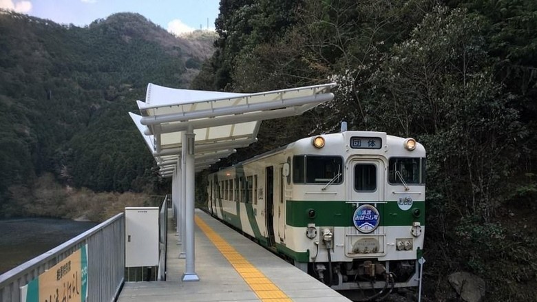 Stasiun Seiryu Miharashi yang unik di Jepang (dok. Nishikigawa Railway) Stasiun Seiryu Miharashi yang unik di Jepang (dok. Nishikigawa Railway)