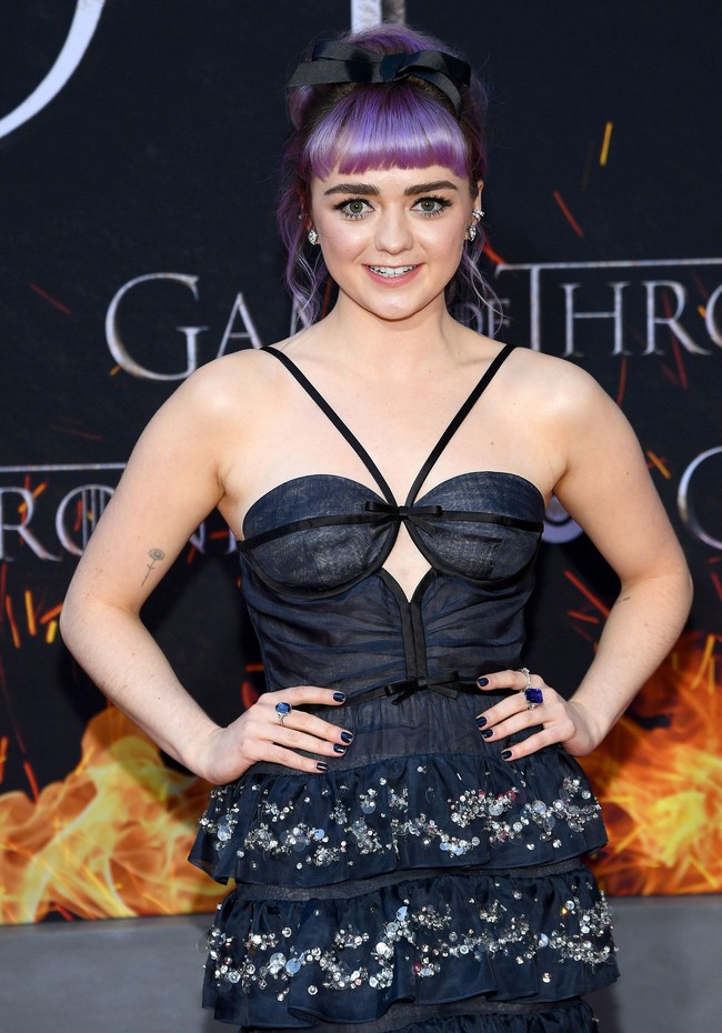 Maisie Williams, pemeran Arya mengungkapkan jika teman mainnya, Sophie Turner yang pertamakali memberitahunya akan ada adegan seks tersebut. Sophie mengatakan, Apapun yang kamu lakukan, kamu harus melewati episode ini, adegan pertama ini. Awalnya aku pikir itu hanya gurauan, dan aku seperti, Yo, lelucon yang bagus, ungkap Maisie. Foto: Getty Images