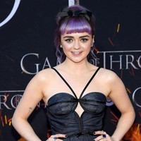 Maisie Williams, pemeran Arya mengungkapkan jika teman mainnya, Sophie Turner yang pertamakali memberitahunya akan ada adegan seks tersebut. Sophie mengatakan, Apapun yang kamu lakukan, kamu harus melewati episode ini, adegan pertama ini. Awalnya aku pikir itu hanya gurauan, dan aku seperti, Yo, lelucon yang bagus, ungkap Maisie. Foto: Getty Images