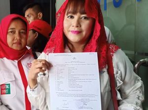 Dewi Tanjung Serahkan Video Seruan People Power Eggi Sudjana ke Polisi