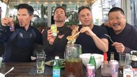 Aktor berusia 51 tahun ini cukup akrab dengan para pemain film Avengers lainnya. Ini pose seru mereka saat makan siang bareng di lokasi syuting, dengan salad hingga minuman dingin yang segar. Foto: Istimewa