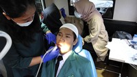 Rangkaian kegiatan HUT Emas Bank Mega tersebut diisi dengan pemeriksaan dan pengobatan gigi gratis melalui Mobil Sehat bekerjasama dengan CT ARSA Foundation ke sejumlah sekolah untuk dapat mendorong kesadaran akan pentingnya memeriksa kesehatan gigi secara berkala. Foto: dok. Bank Mega
