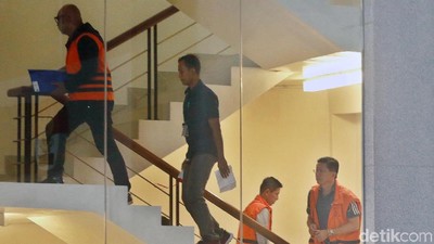 Gaya Para Tersangka Suap Krakatau Steel Saat Diperiksa KPK