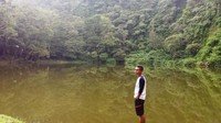 Telaga Warna berada di Jalan Raya Puncak, Cianjur, Desa Tugu Utara, Cisarua.  Konon katanyanya warna air danau bisa berubah dari kehijauan menjadi kuning terang, bahkan cokelat.  (Bekti Yusti/dTraveler)
