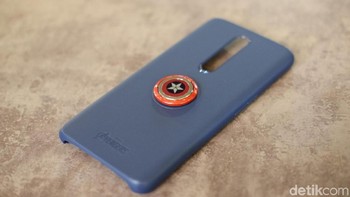 Di bagian belakang case terdapat ring stand Captain America. Foto: Adi Fida Rahman/detikINET