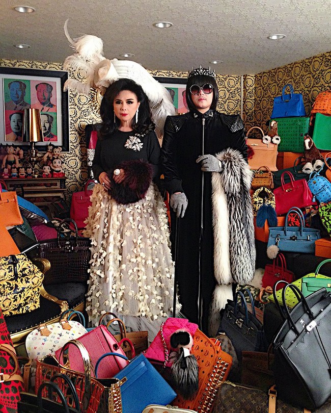 Saat ditanya berapa banyak jumlah koleksi busana, tas hingga sepatunya yang matching dengan ibunya, Peepy mengaku tidak tahu. Terlalu banyak untuk dihitung. Ada yang karya desainer lokal, internasional. Aku dan ibuku tidak pernah menghitungnya, pungkasnya. Foto: Dok. Instagram @peepy_and_mother_lee