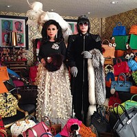 Saat ditanya berapa banyak jumlah koleksi busana, tas hingga sepatunya yang matching dengan ibunya, Peepy mengaku tidak tahu. Terlalu banyak untuk dihitung. Ada yang karya desainer lokal, internasional. Aku dan ibuku tidak pernah menghitungnya, pungkasnya. Foto: Dok. Instagram @peepy_and_mother_lee