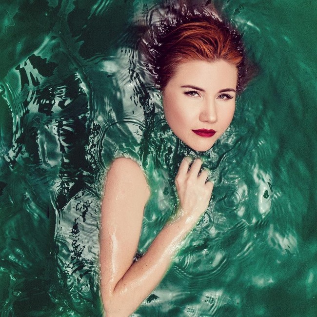 Sebagai seseorang yang bergelar master dalam bidang ekonomi, Anna pun kini menjadi editor dari majalah Venture Business News. Foto: Instagram @anya.chapman