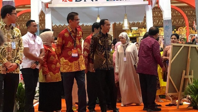 Bersama Anies, Jokowi Tinjau Pameran Inacraft 2019 di JCC Senayan Bersama Anies, Jokowi Tinjau Pameran Inacraft 2019 di JCC Senayan