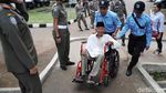 Senyum Cerah Kakek-Nenek Terima Kartu Lansia Jakarta