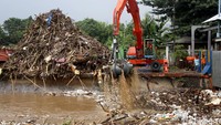 Sejumlah petugas membersihkan sampah di kawasan Pintu Air Manggarai, Jakarta, Rabu (24/4/2019).