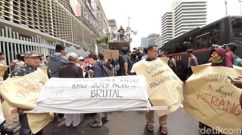 Massa Bawa Keranda Gelar Aksi di Bawaslu Massa Bawa Keranda Gelar Aksi di Bawaslu