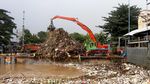 Petugas Bersih-bersih Sampah di Pintu Air Manggarai