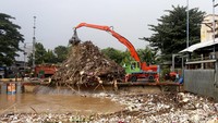 Sampah yang hanyut terbawa air sungai diangkut dan ditumpuk sebelum dibawa ke tempat pembuangan akhir sampah.