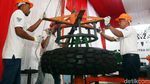 Keren! Ini Mesin Pemasang Ban Tank Karya Anak Bangsa