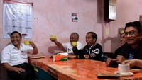 Salah satunya dengan Presiden Joko Widodo. Ini momen saat mereka mencicipi kopi di sebuah kedai kopi yang ada di Kabupaten Toba Samosir. Foto: Instagram jamantrisakti  