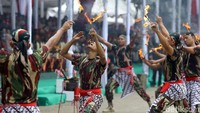 Para prajurit Kopassus unjuk kekuatan dalam acara HUT Kopassus ke-67 yang digelar di Makopassus, Cijantung, Jakarta Timur, Rabu (24/4/2019).