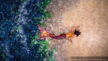 Ia juga membuat sebuah instalasi seni dengan mengumpulkan 10 ribu botol plastik untuk menggambarkan ancaman berbahaya plastik bagi ekosistem laut. Istimewa/Dok.www.vonwong.com.